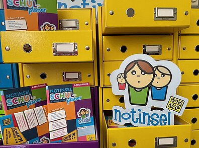 Sicher durchs Schuljahr 2024/25: Karlsruher Kinder erhalten Notinsel-Schulplaner